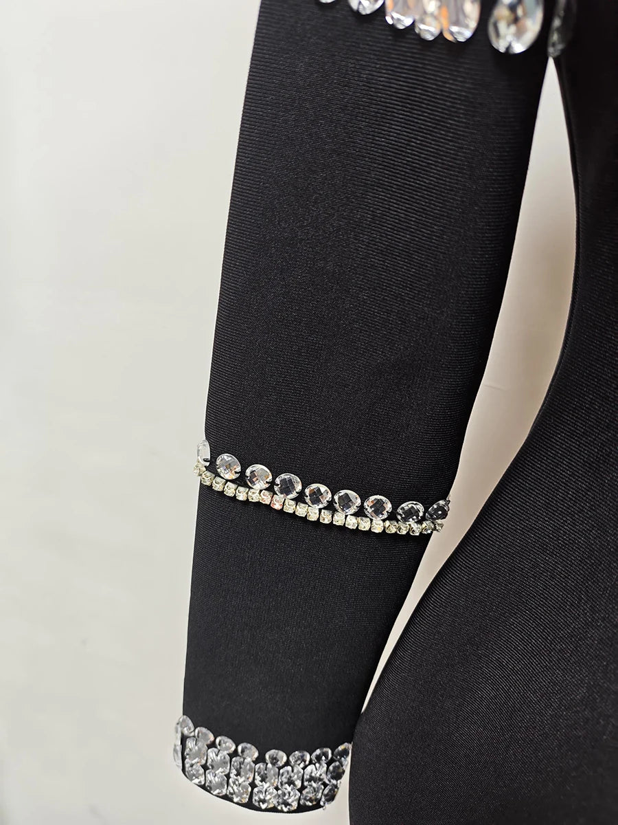 Elegantes Damenkleid mit Rundhalsausschnitt, halblangen Ärmeln und Spitzen-Patchwork-Design – figurbetont und stilvoll.
