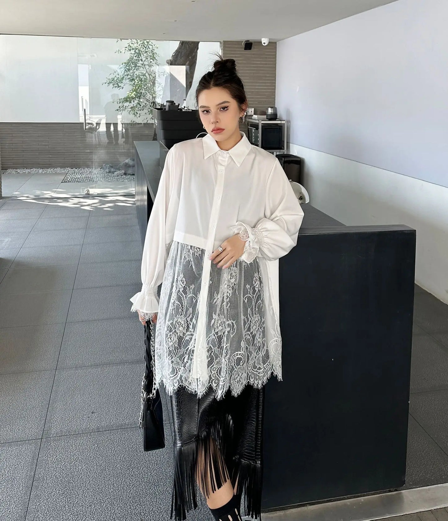 Elegantes Damen-Minikleid mit Rundhalsausschnitt, langen Ärmeln und Schnürung im Patchwork-Design – figurbetont und stilvoll.