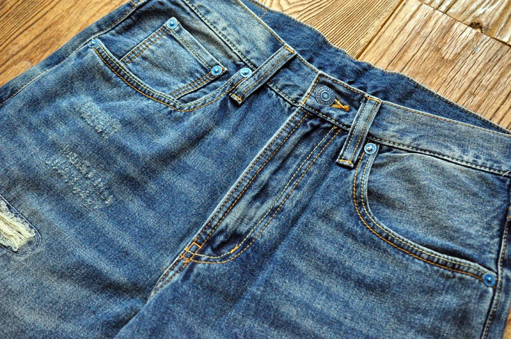 Männer Jeans im Vintage-Stil mit bestickten Patches und zerrissenen Details