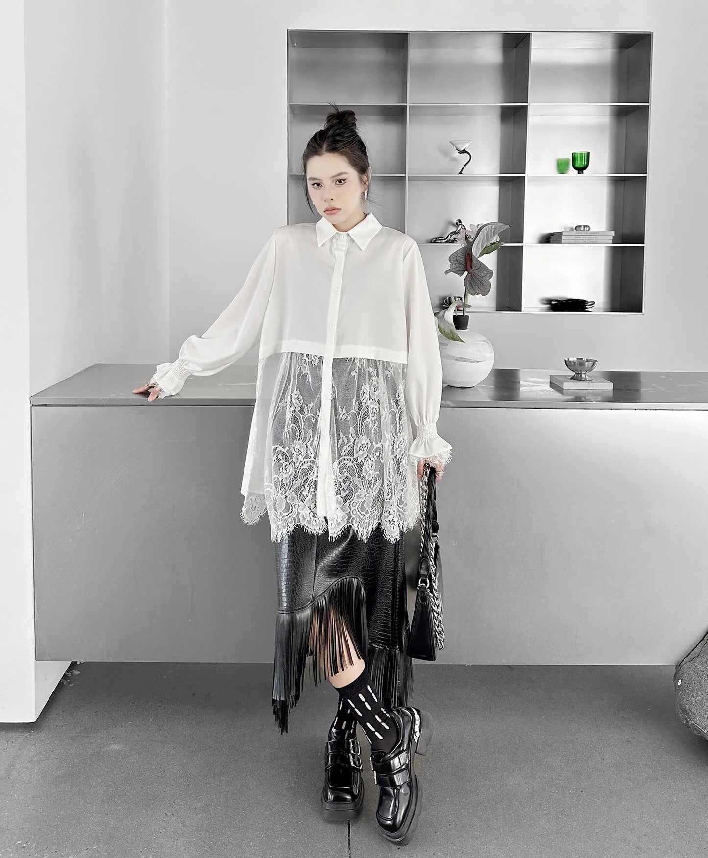 Elegantes Damen-Minikleid mit Rundhalsausschnitt, langen Ärmeln und Schnürung im Patchwork-Design – figurbetont und stilvoll.