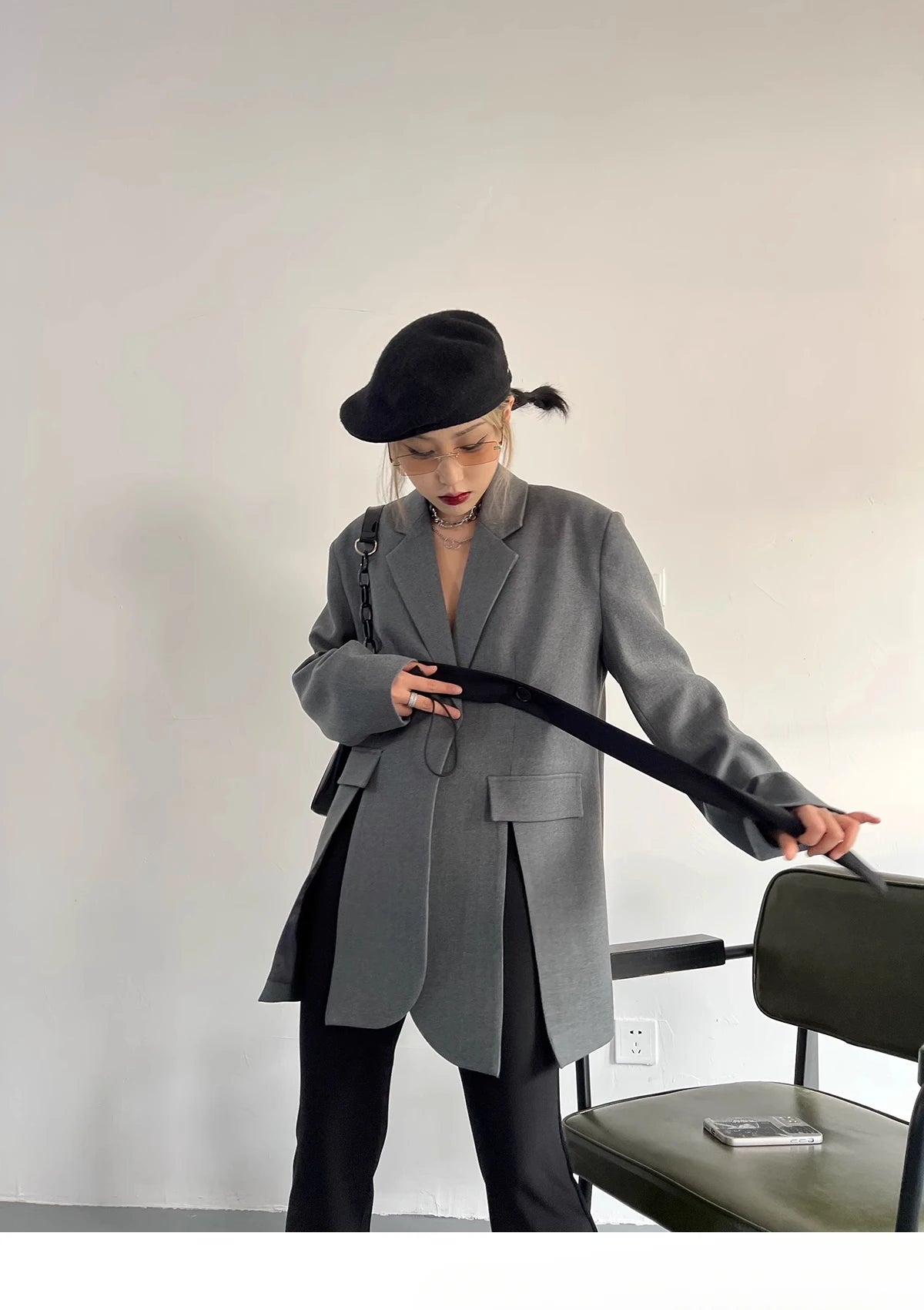 Elegantes Damen-Kleid mit Stehkragen und langen Ärmeln im Patchwork-Design mit Ketten-Details und Diamant-Muster.