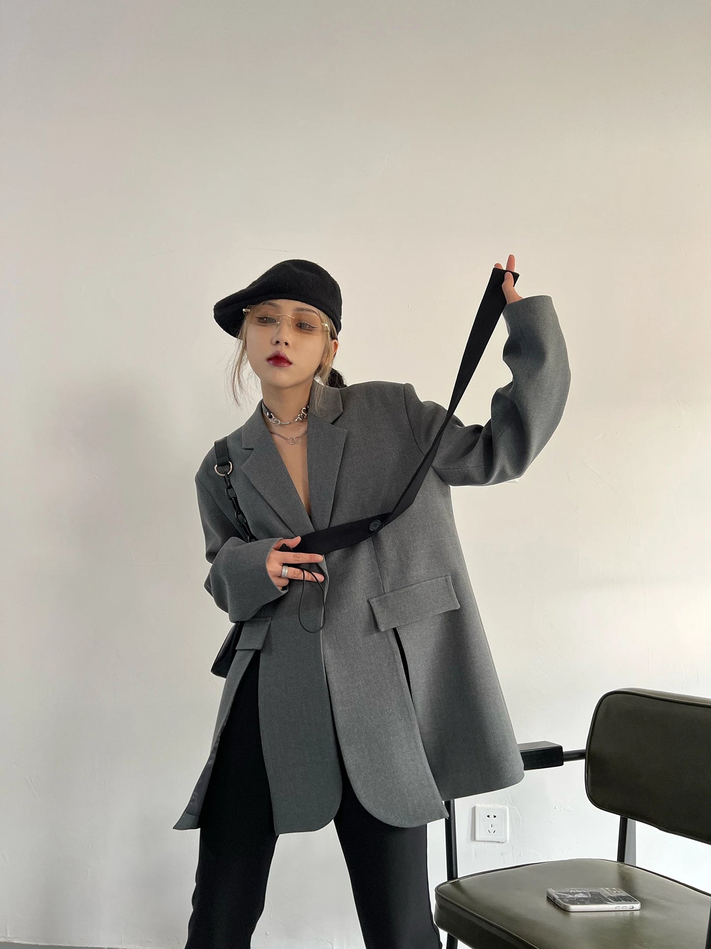 Zweiteiliges Damen-Set mit Stickerei: Langarm-Oberteil mit Reverskragen und hoch taillierte, lange Hose – stilvoll und elegant.