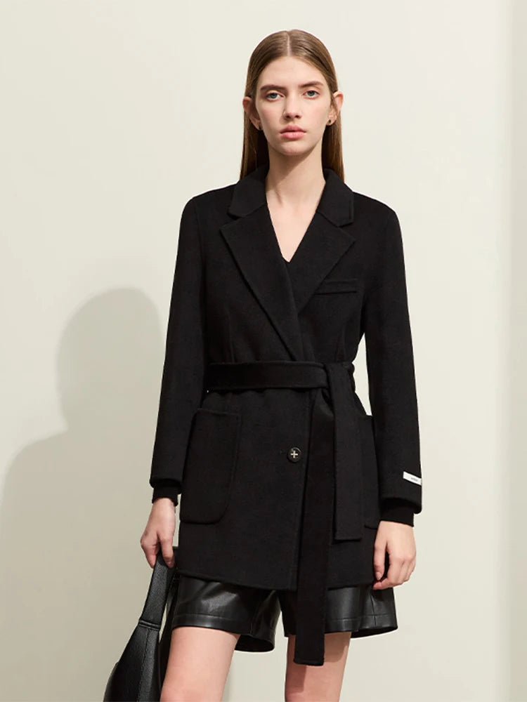 Damen Wollmantel im minimalistischen Stil mit Gürtel und langen Ärmeln