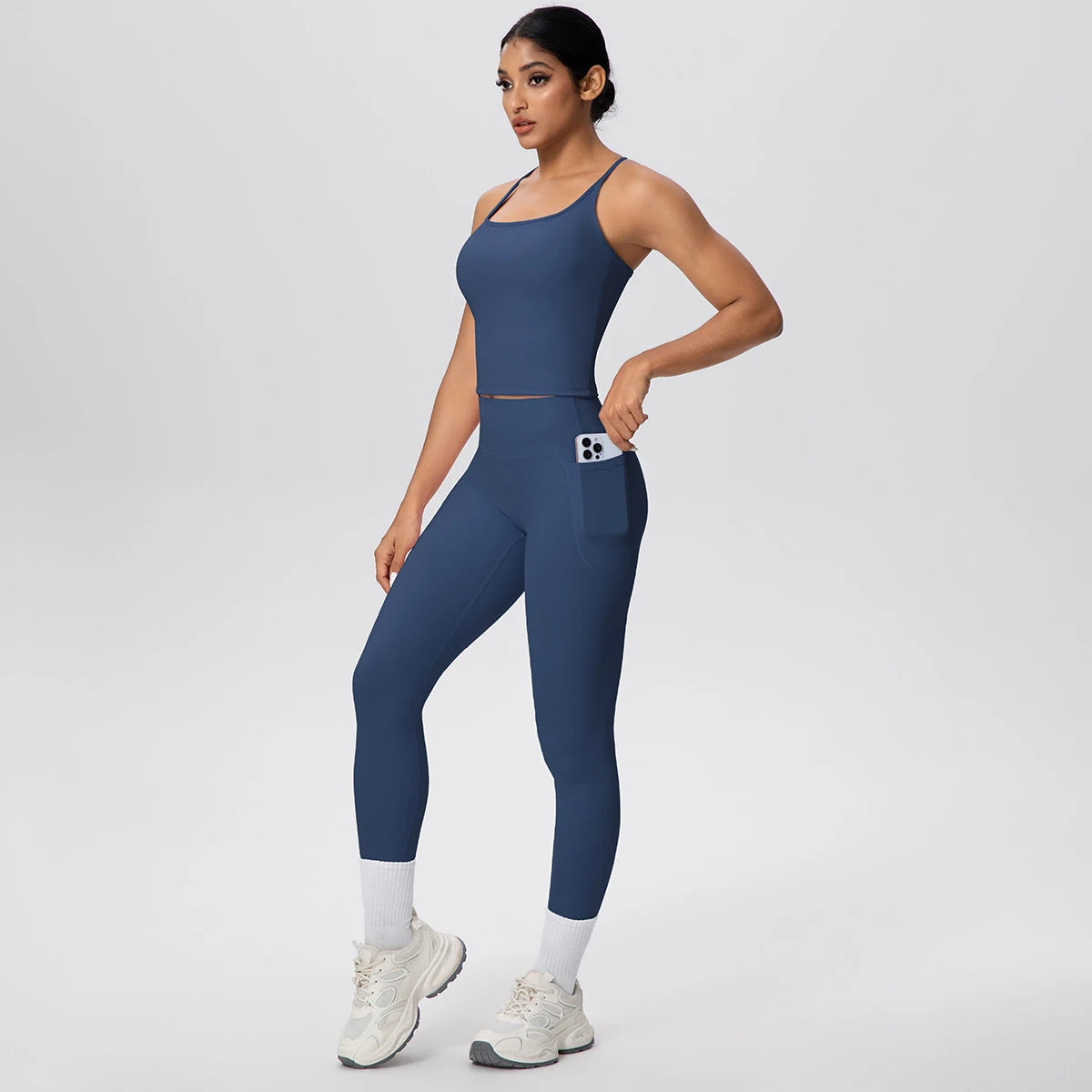 Elastisches Yoga-Set: dunkelblaues Trägershirt und Leggings mit hellen Einsätzen