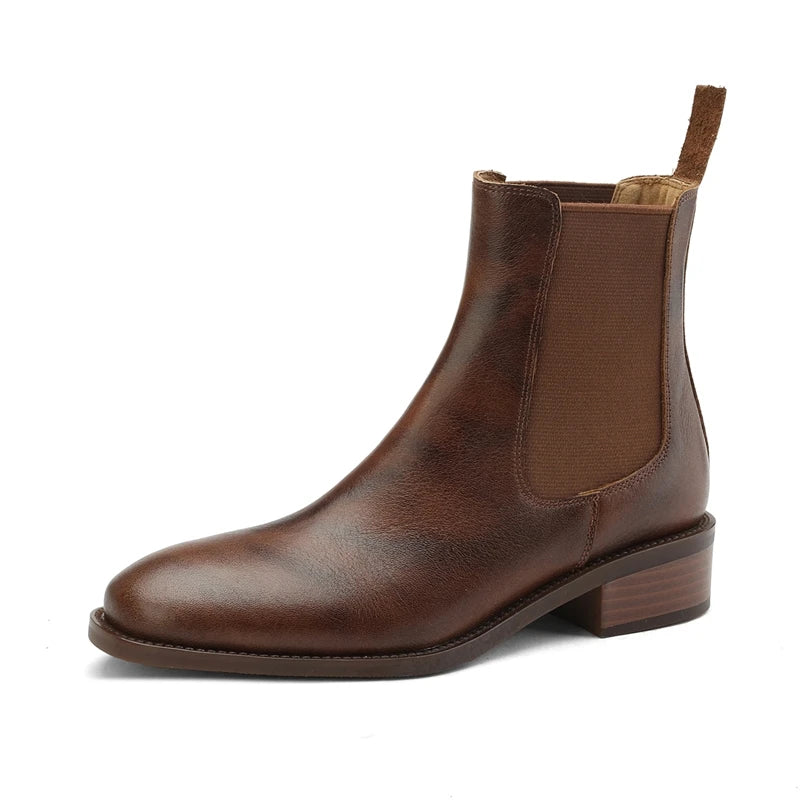 Braune Chelsea-Boots mit elastischen Einsätzen und flachem Absatz