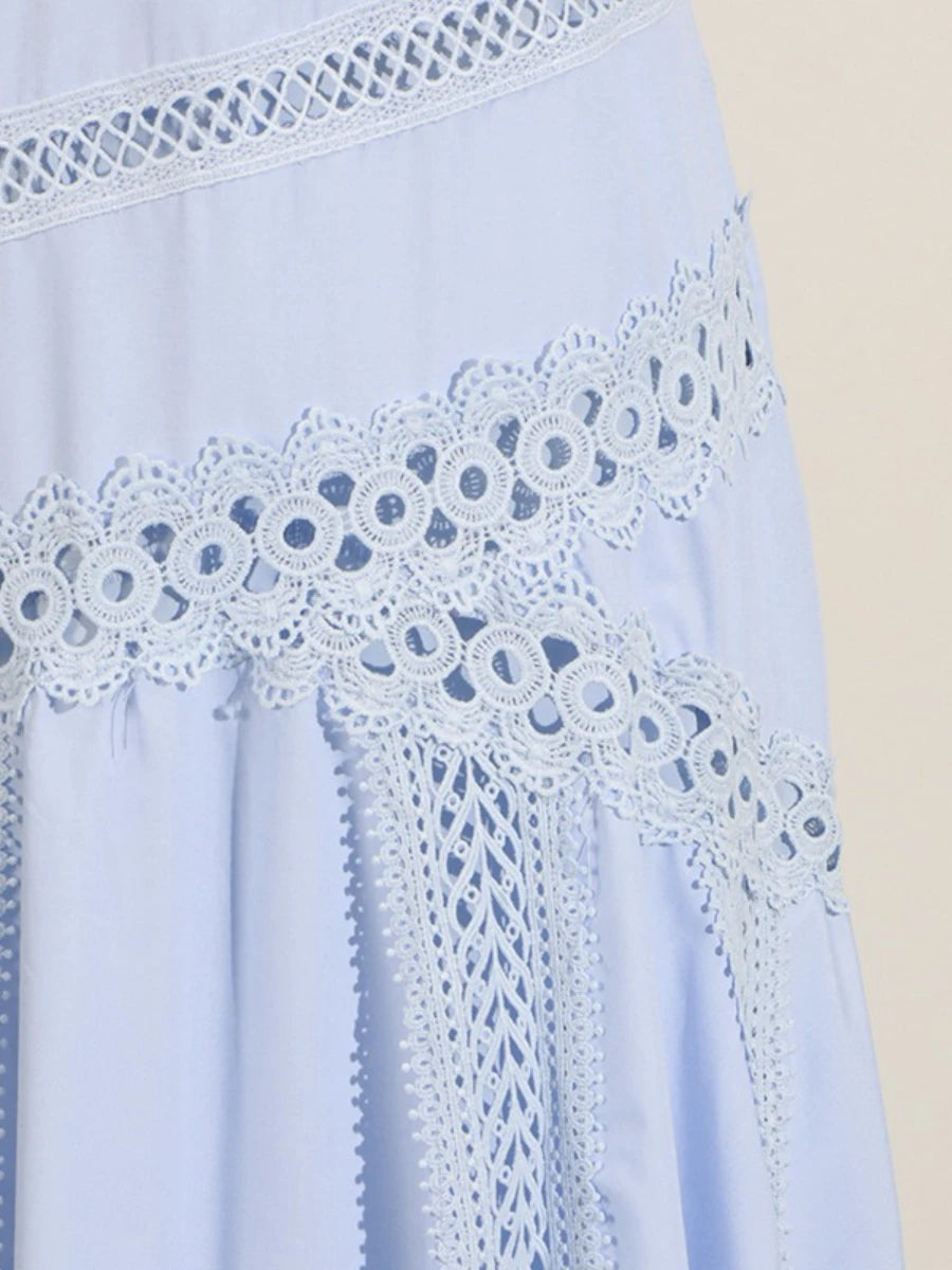 Ärmelloses Damen-Spitzenkleid mit Rundhalsausschnitt und Patchwork-Design – figurbetont und mit Hohldetails.