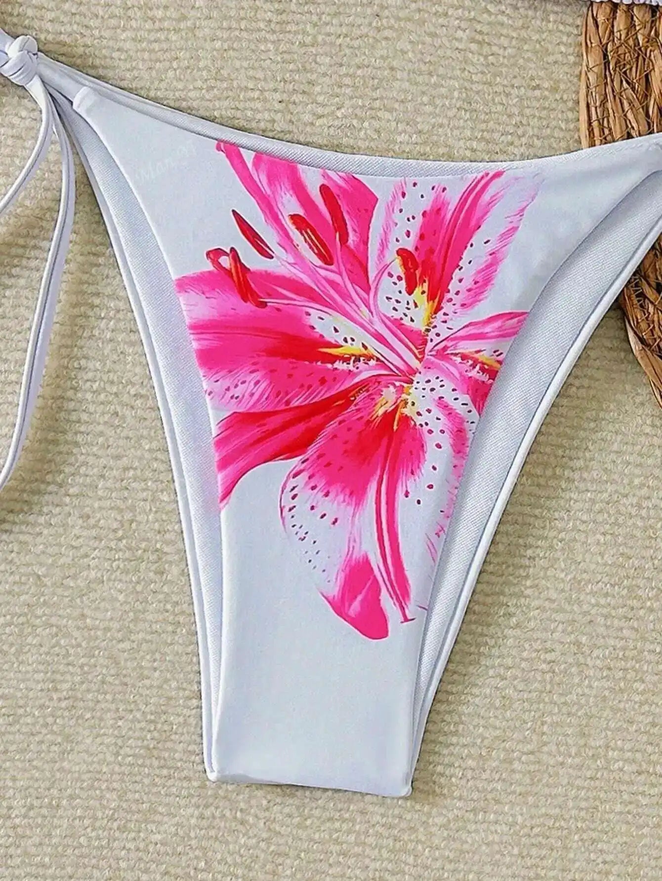 Sommerlicher roter Bikini mit Push-up-Effekt – verführerisches Bade-Set im brasilianischen Stil für Strand und Pool.