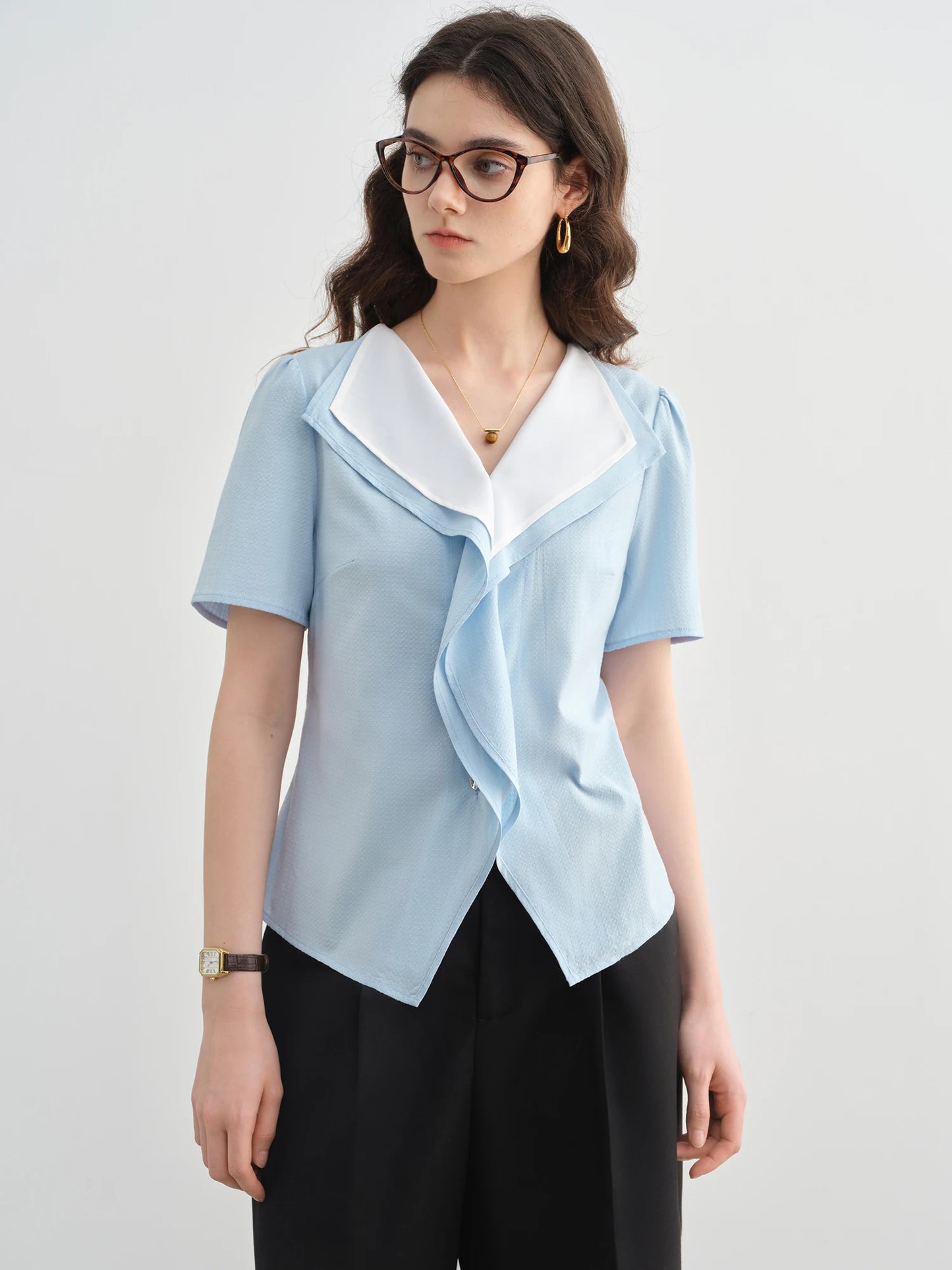 Elegantes Damen-Outfit in Plus-Size mit Shirt, Rock und Weste in Gelb – Perfekt für den Frühling und festliche Anlässe.
