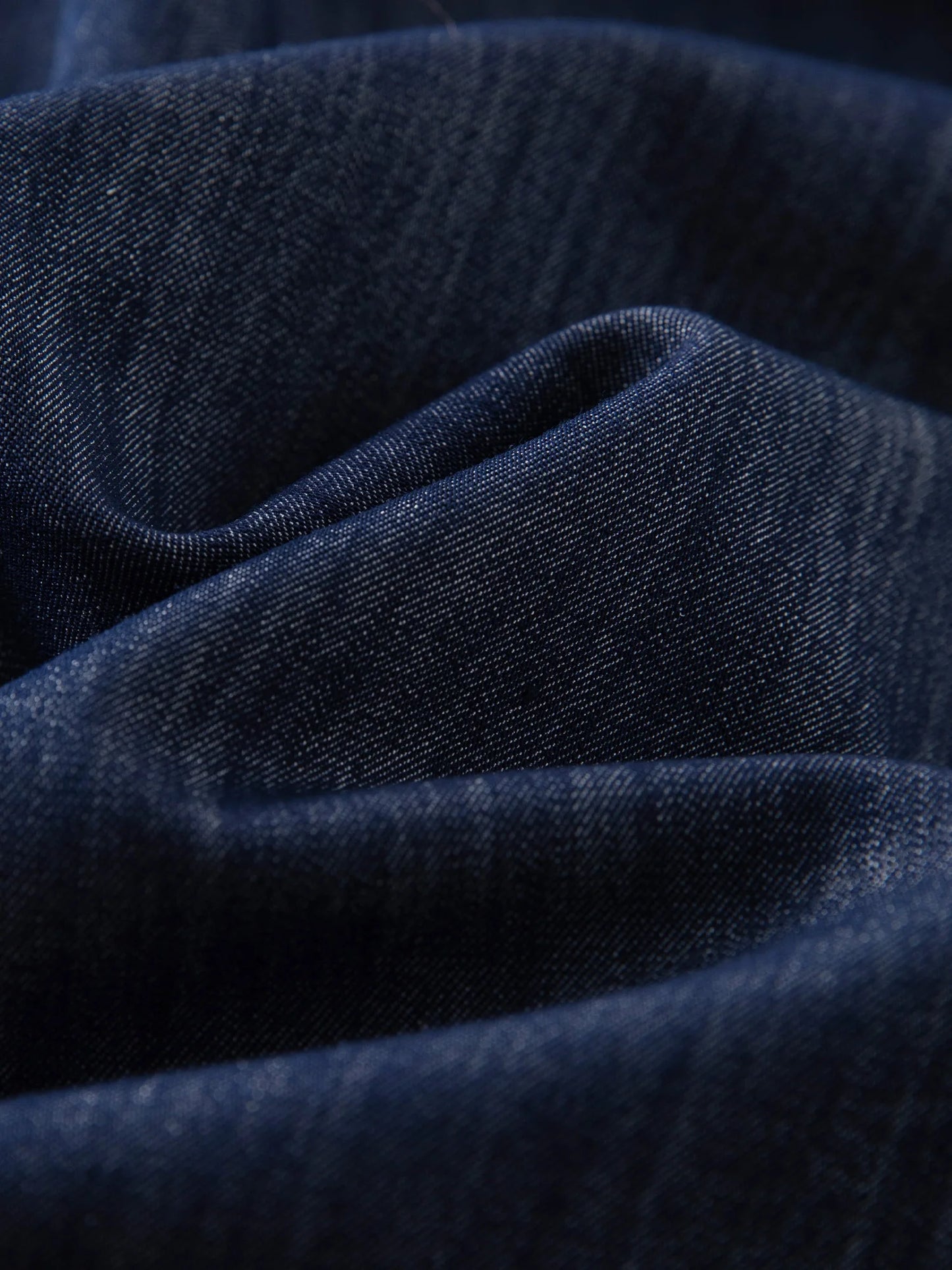 Kurzes Damen-Polo-Strickshirt mit Kontrastfarbe und Puppenkragen – modisch und vielseitig für den Sommer.