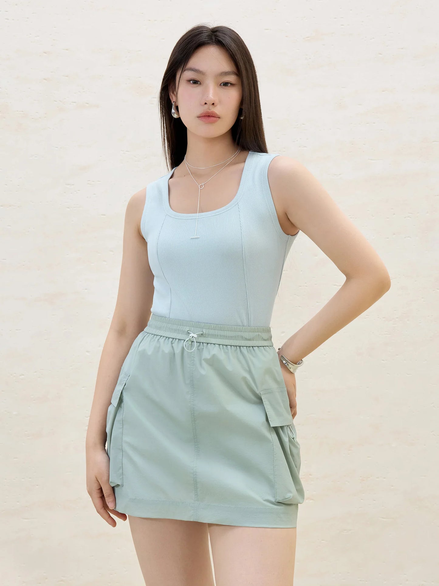 Kurzärmeliges Damen-T-Shirt aus Lyocell mit V-Ausschnitt und Metallperlen-Details – vielseitig und lässig für den Sommer