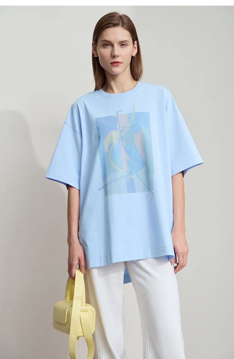 Damen T-Shirt im minimalistischen Design mit unregelmäßigem Schnitt und abstraktem Druck