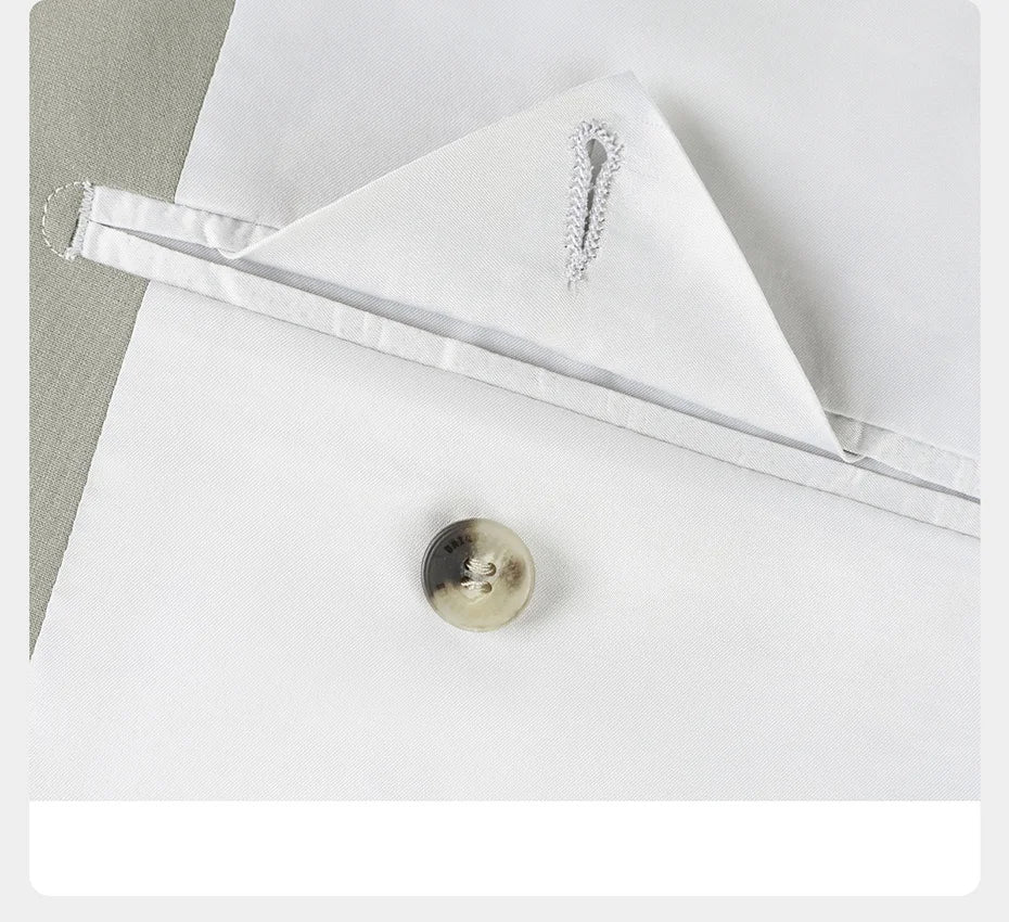 Eleganter Herrenanzug mit grauem Nadelstreifen, doppelreihigem Sakko, Weste und Hose – ideal für Hochzeit, Büro und festliche Anlässe.