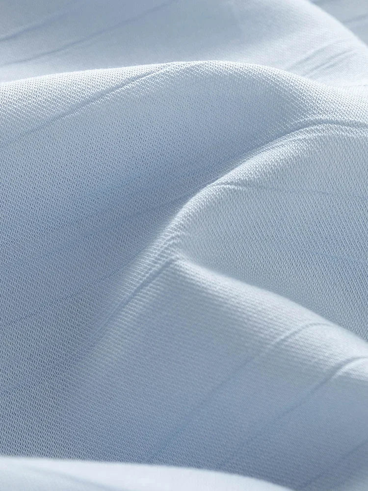 Damen T-Shirt mit V-Ausschnitt in sanftem Apricot – vielseitiges, kurzes Design für den Sommer und den Arbeitsalltag