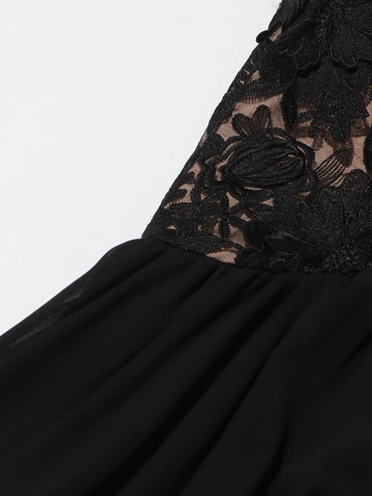 Ärmelloses Damen-Kleid mit Karree-Ausschnitt und 3D-Blumen-Patchwork im Colorblock-Design – figurbetont und stilvoll.