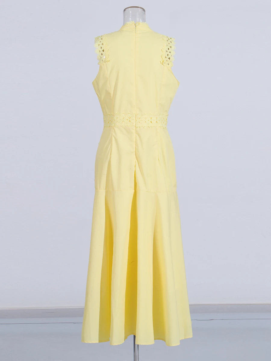 Ärmelloses Damen-Spitzenkleid mit Rundhalsausschnitt und Patchwork-Design – figurbetont und mit Hohldetails.