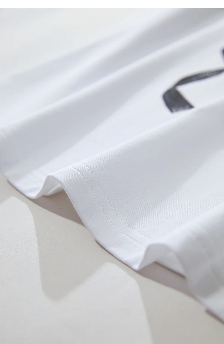Damen T-Shirt im Minimalismus-Stil mit coolem Druck aus antimikrobieller Baumwolle