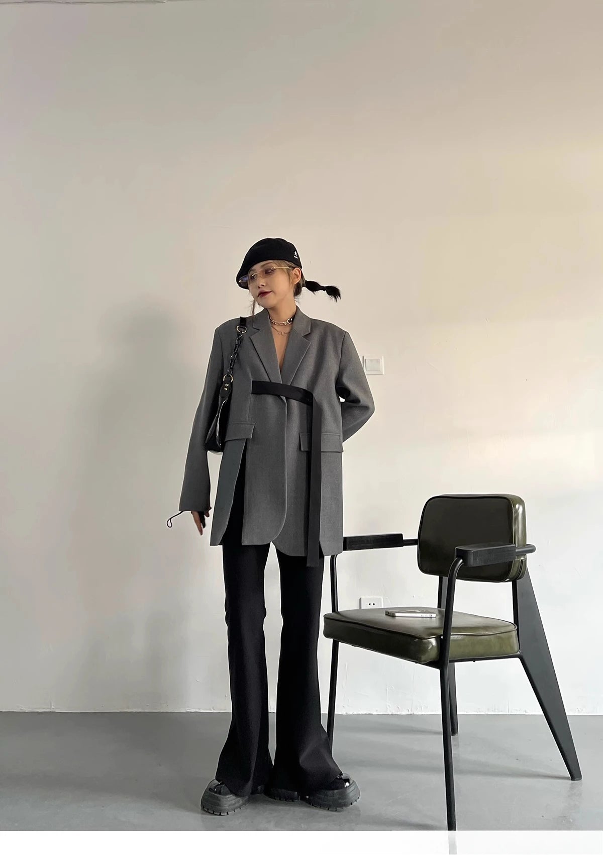 Elegantes Damen-Kleid mit Stehkragen und langen Ärmeln im Patchwork-Design mit Ketten-Details und Diamant-Muster.