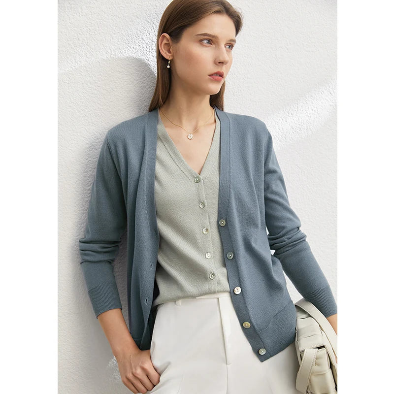 Blaugraue Wollstrickjacke mit V-Ausschnitt und Knopfleiste, lange Ärmel, Rippbündchen