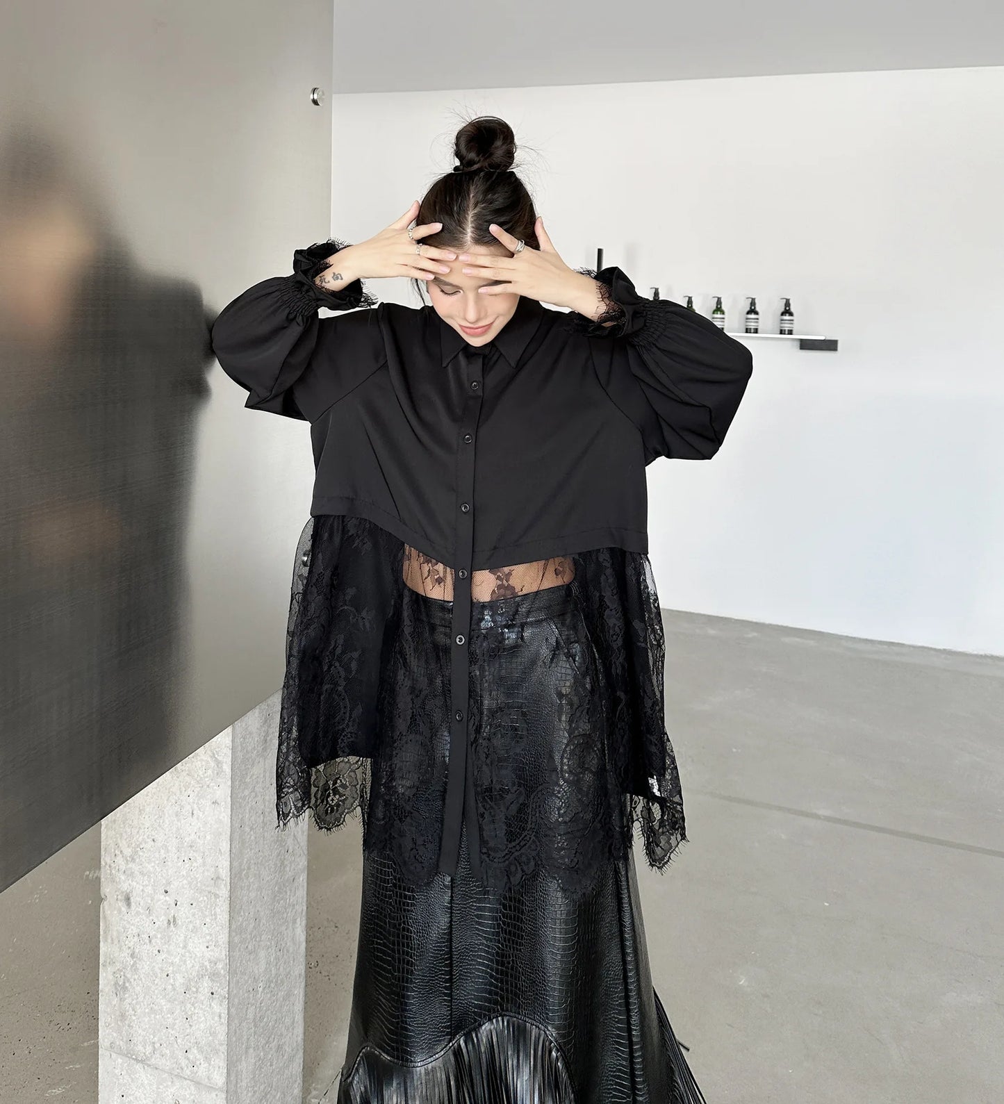 Elegantes Damen-Minikleid mit Rundhalsausschnitt, langen Ärmeln und Schnürung im Patchwork-Design – figurbetont und stilvoll.