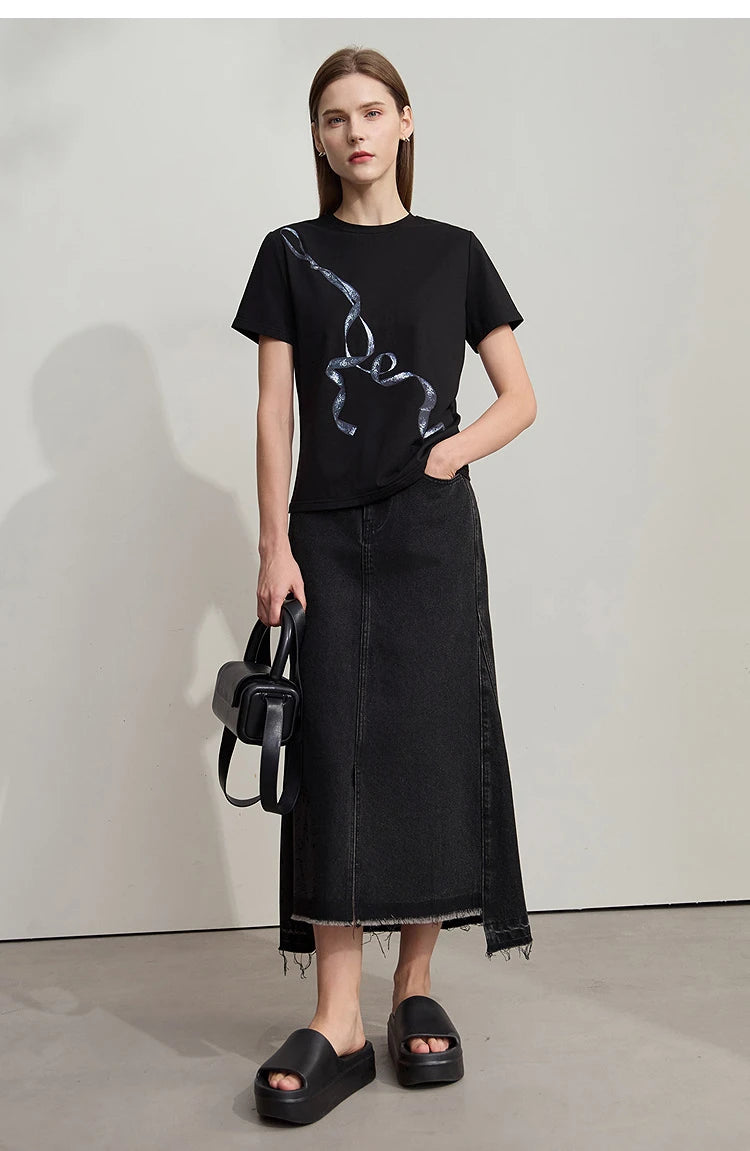 Damen T-Shirt im Minimalismus-Stil mit coolem Druck aus antimikrobieller Baumwolle