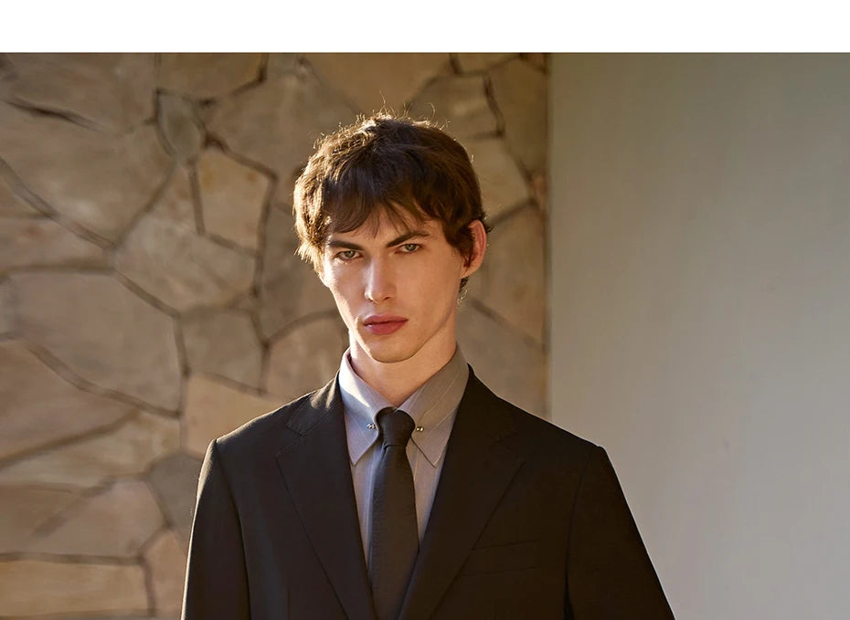 Schlanker Herren-Blazer im klassischen europäischen Stil mit hellbraunem Karomuster – ideal für Hochzeiten und formelle Anlässe