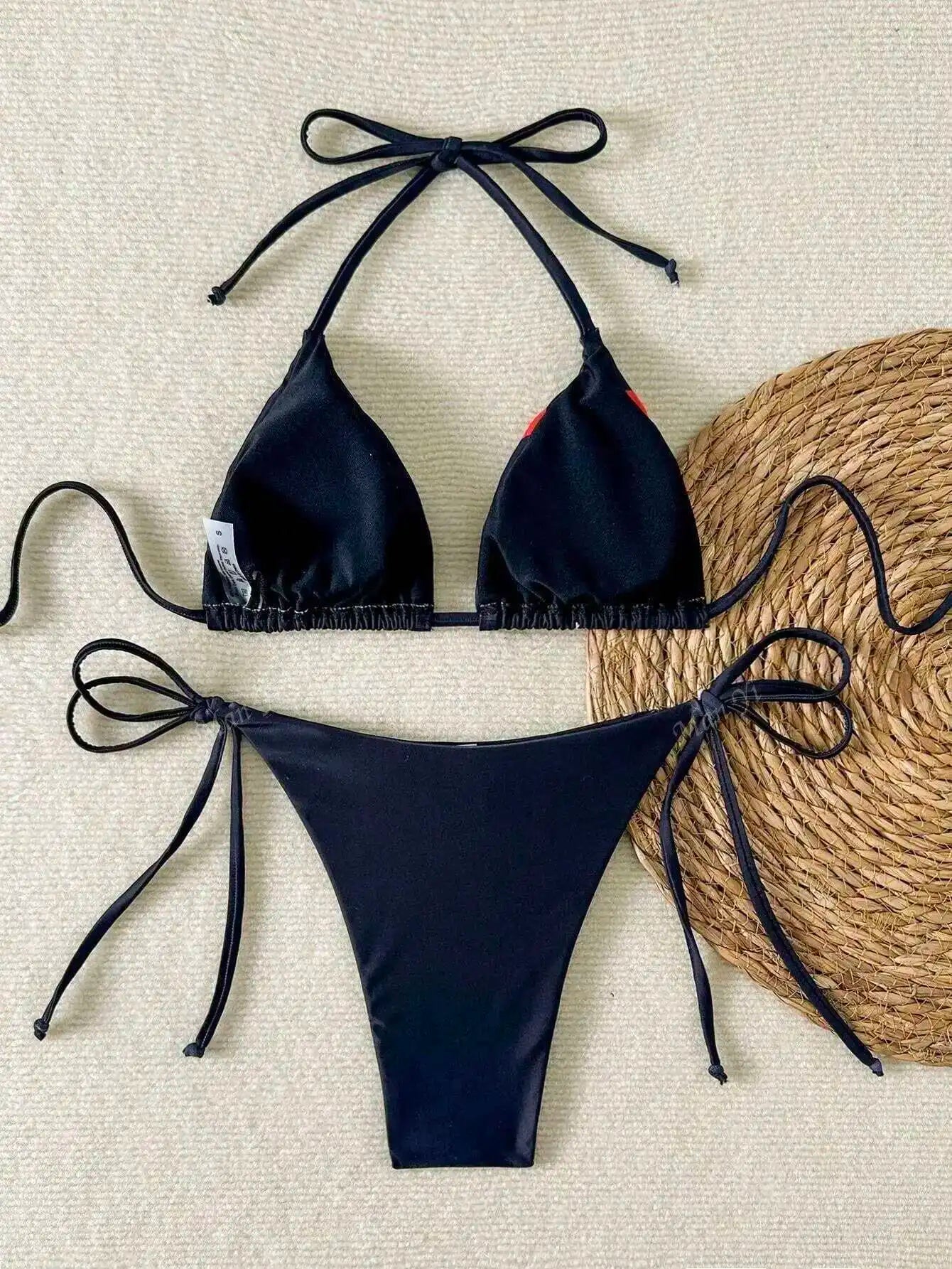 Sommerlicher roter Bikini mit Push-up-Effekt – verführerisches Bade-Set im brasilianischen Stil für Strand und Pool.