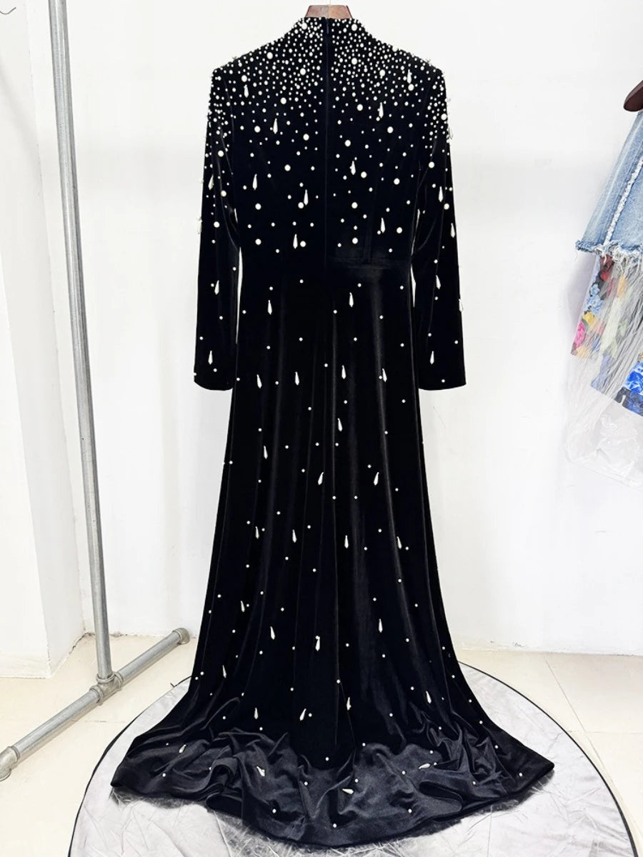 Elegantes Damen-Zweiteiler-Set mit V-Ausschnitt, Langarm-Oberteil und hoch tailliertem Rock mit Applikationen und Schlitz.