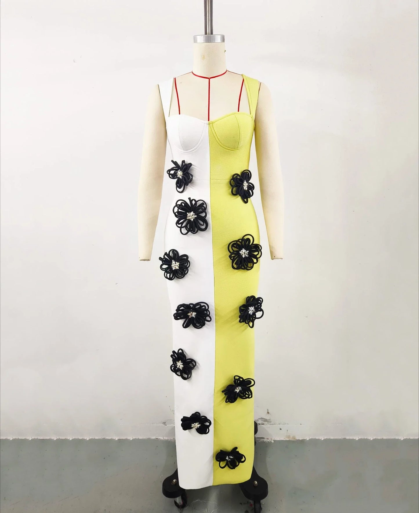 Asymmetrisches ärmelloses Damenkleid mit Rundhalsausschnitt und Stickerei – hohles Design und figurbetontes High-Waist-Design