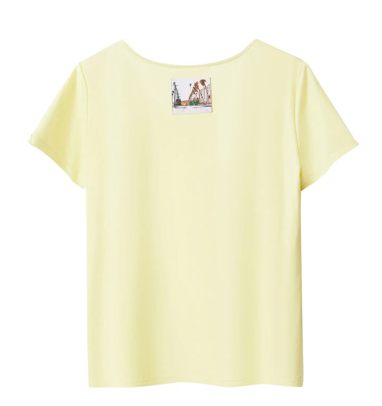 Damen T-Shirt im minimalistischen Stil mit großem U-Ausschnitt und kurzen Ärmeln