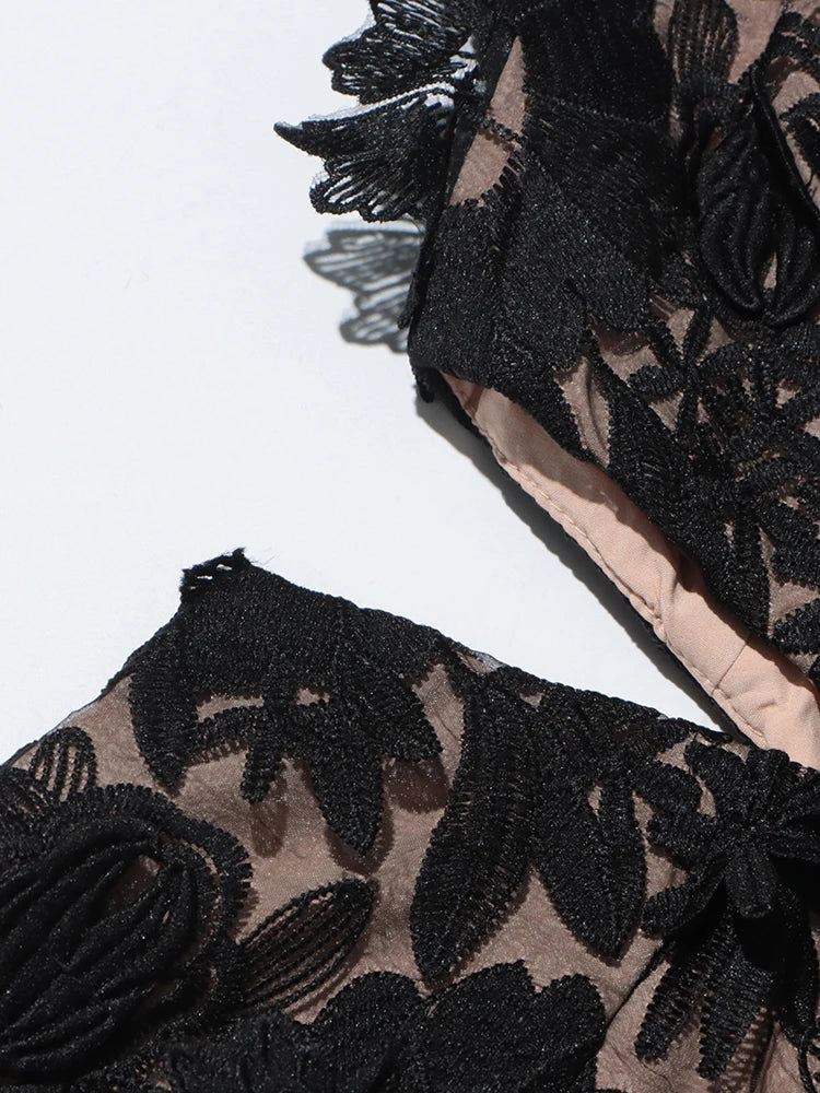 Weite Damen-Lederhose mit hohem Bund und Reißverschluss im minimalistischen Design – modisch und schick.