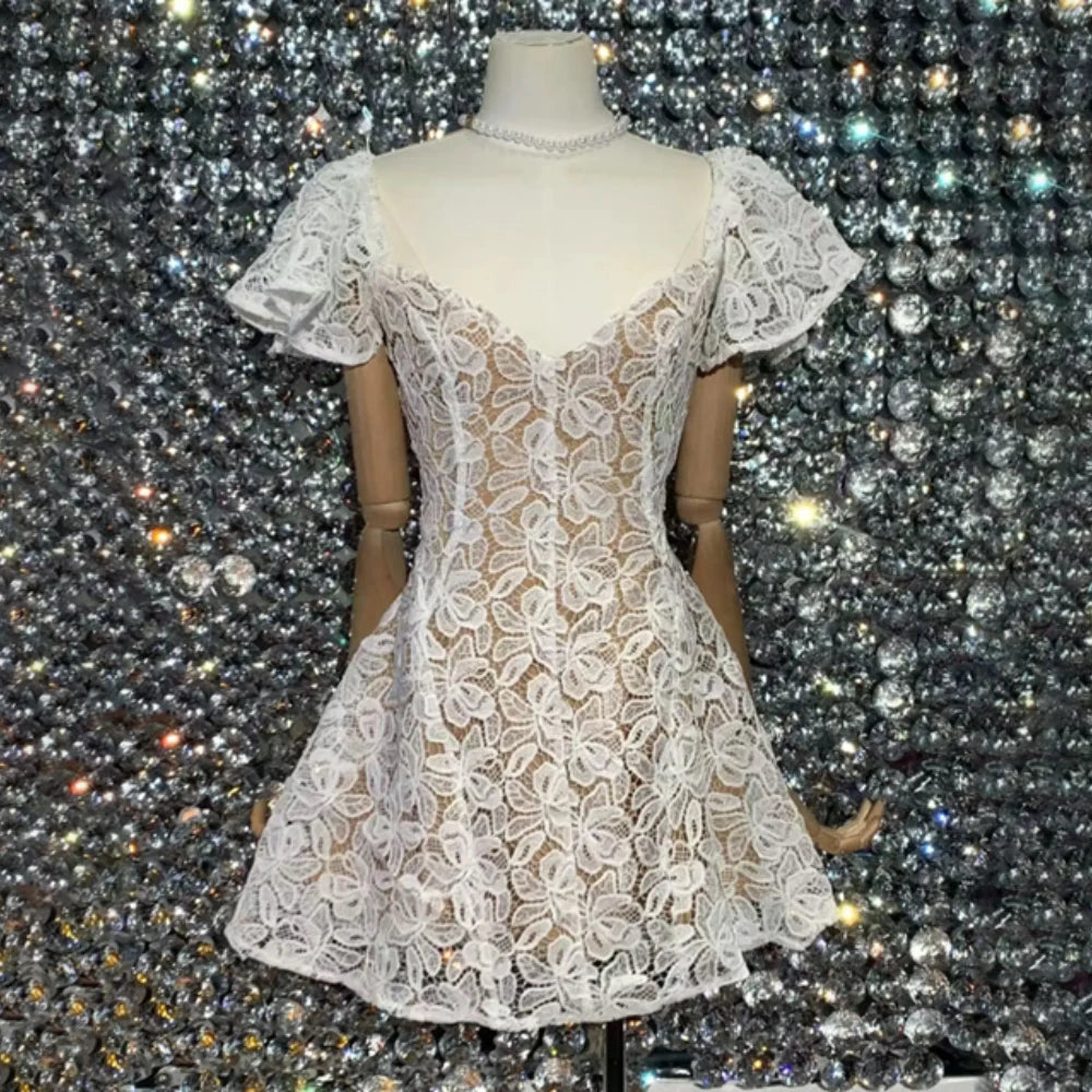 Elegantes Damenkleid mit Rundhalsausschnitt, kurzen Ärmeln und Pailletten-Patchwork-Design – ideal für besondere Anlässe.