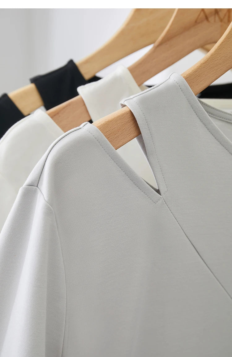 Damen T-Shirts im Minimalismus-Stil mit asymmetrischem V-Ausschnitt und kurzen Ärmeln