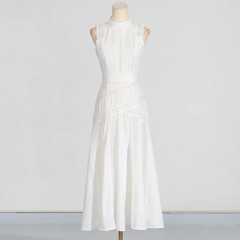 Ärmelloses Damen-Spitzenkleid mit Rundhalsausschnitt und Patchwork-Design – figurbetont und mit Hohldetails.