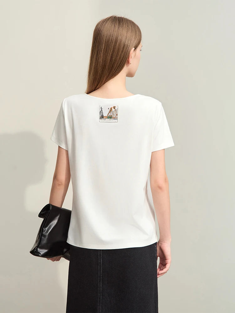 Damen T-Shirt im minimalistischen Stil mit großem U-Ausschnitt und kurzen Ärmeln