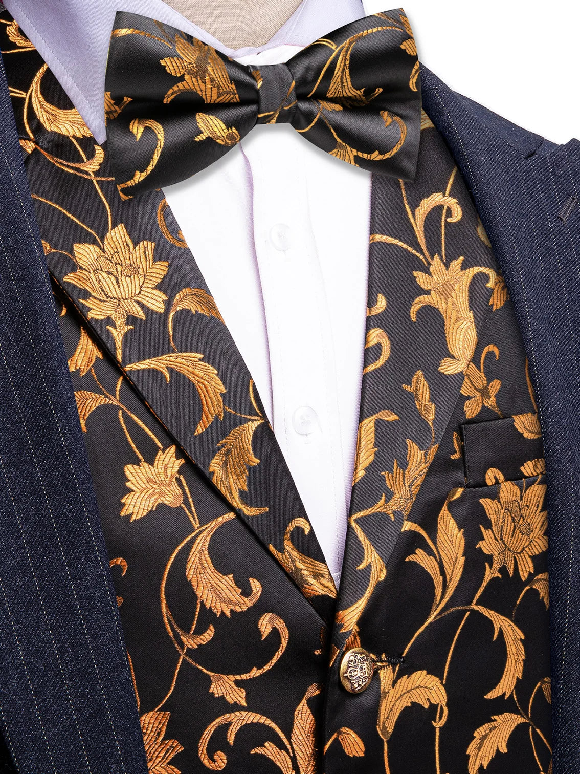 Herrenweste mit goldfarbenem Blumenmuster und passender Fliege