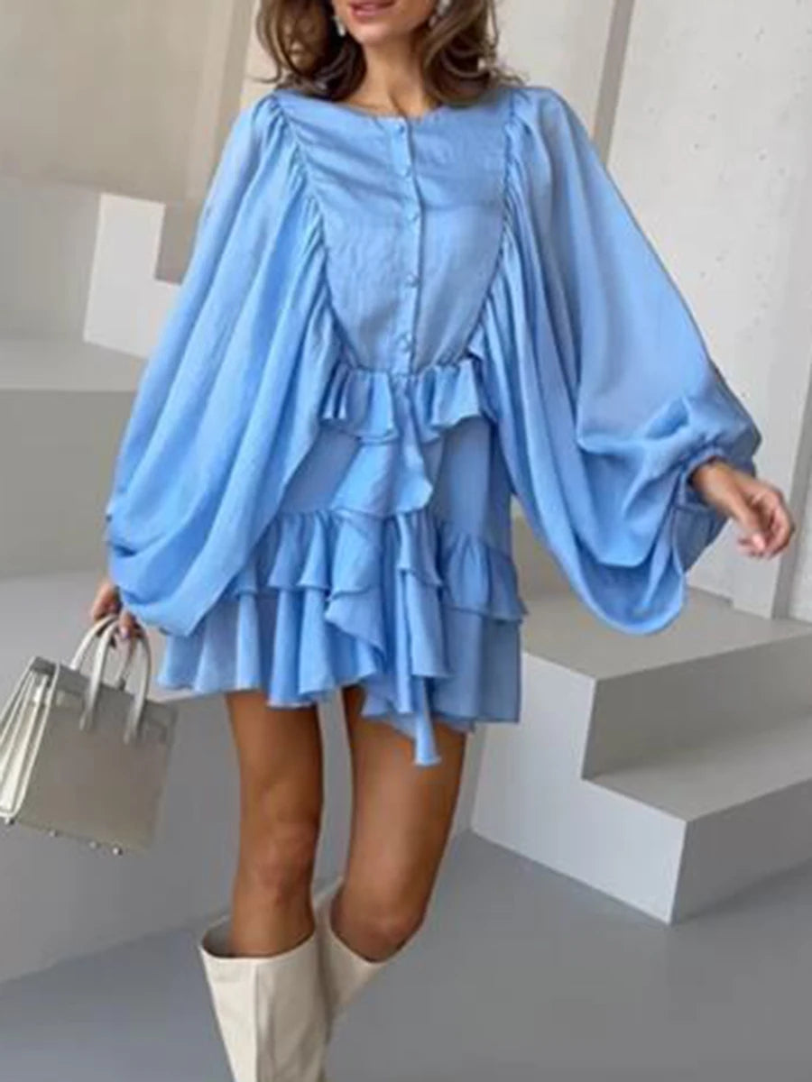Asymmetrisches ärmelloses Damenkleid mit Rundhalsausschnitt, Hohldesign und Stickerei – figurbetont und elegant.