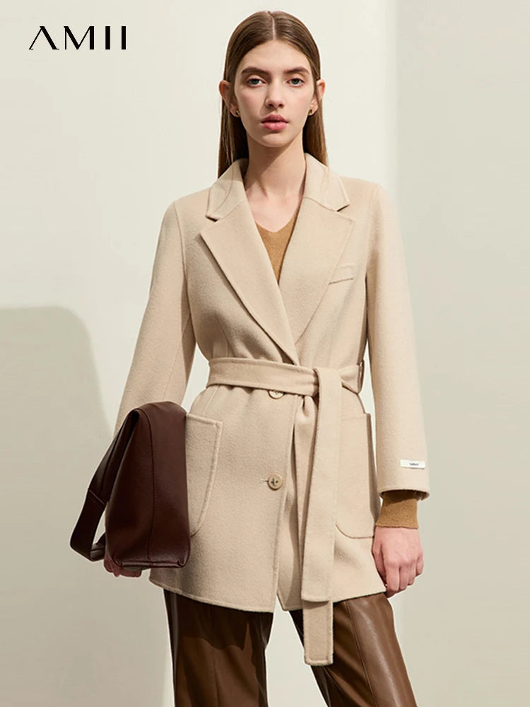 Damen Wollmantel im minimalistischen Stil mit Gürtel und langen Ärmeln