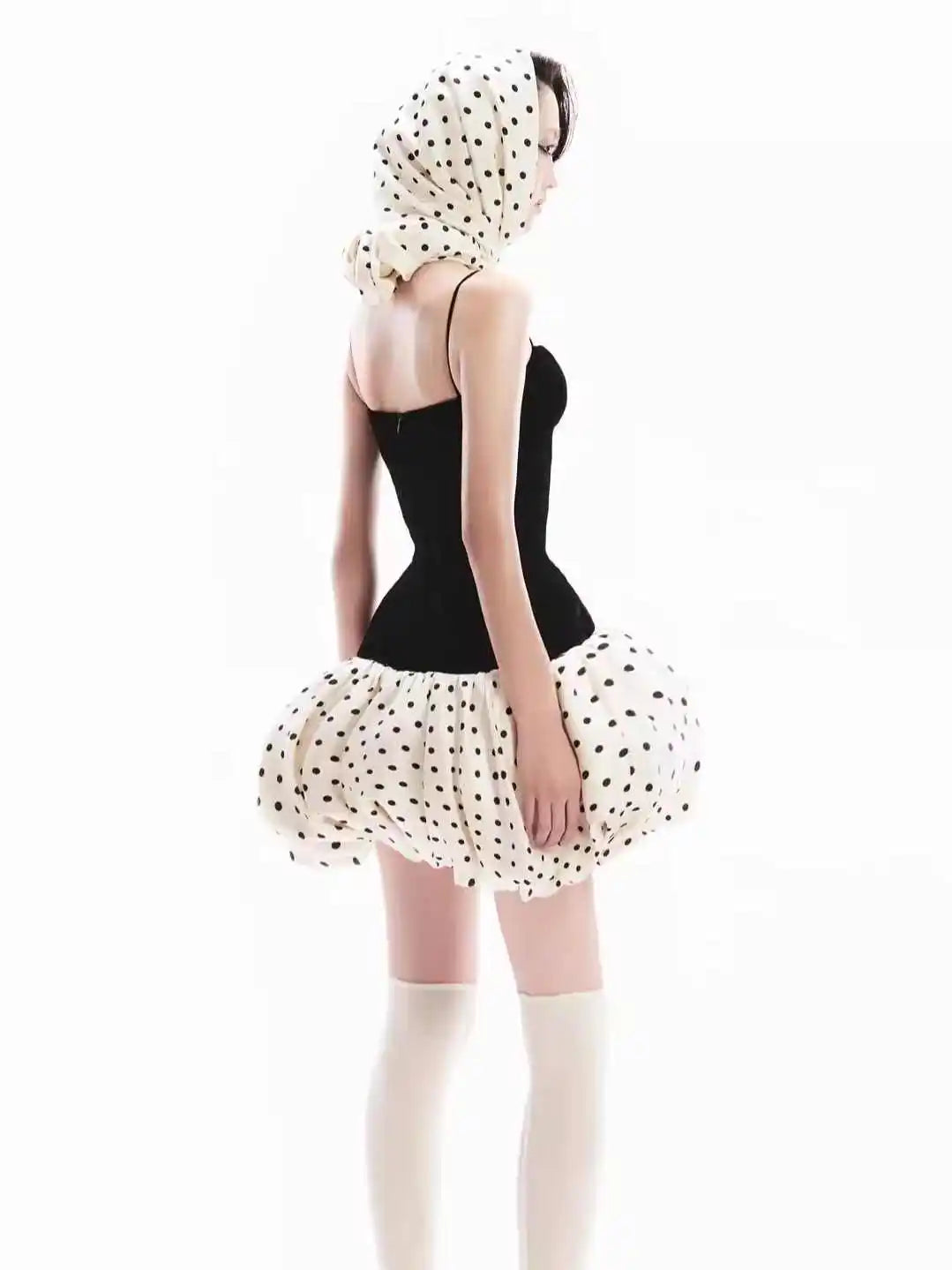 Schulterfreies, ärmelloses Damen-Kleid mit farblich abgesetztem Patchwork-Design und Schleifendetail – elegantes, figurbetontes Faltendesign