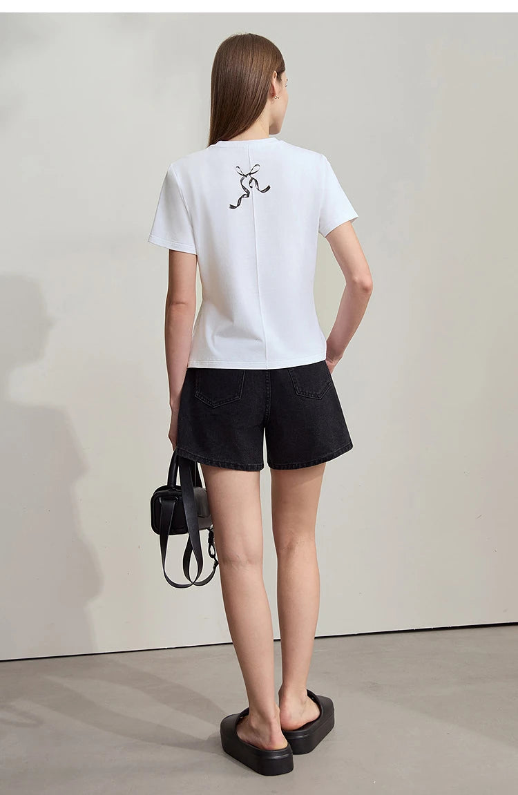 Damen T-Shirt im Minimalismus-Stil mit coolem Druck aus antimikrobieller Baumwolle