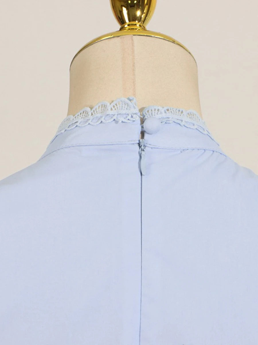 Ärmelloses Damen-Spitzenkleid mit Rundhalsausschnitt und Patchwork-Design – figurbetont und mit Hohldetails.