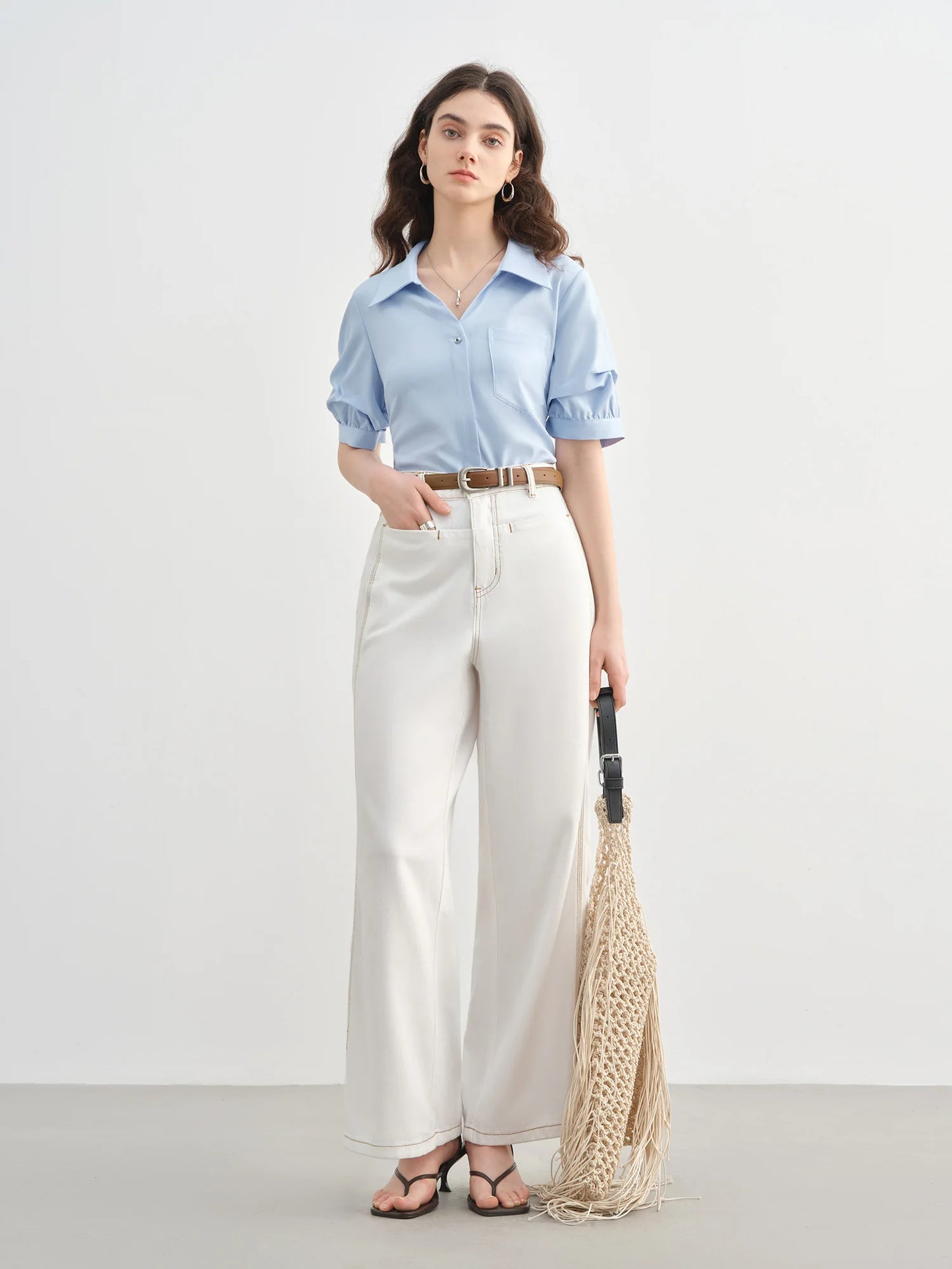 Elegantes Damen-Spitzenshirt in Plus-Size mit kurzen Ärmeln und Hohldesign – ideal für den Sommer.