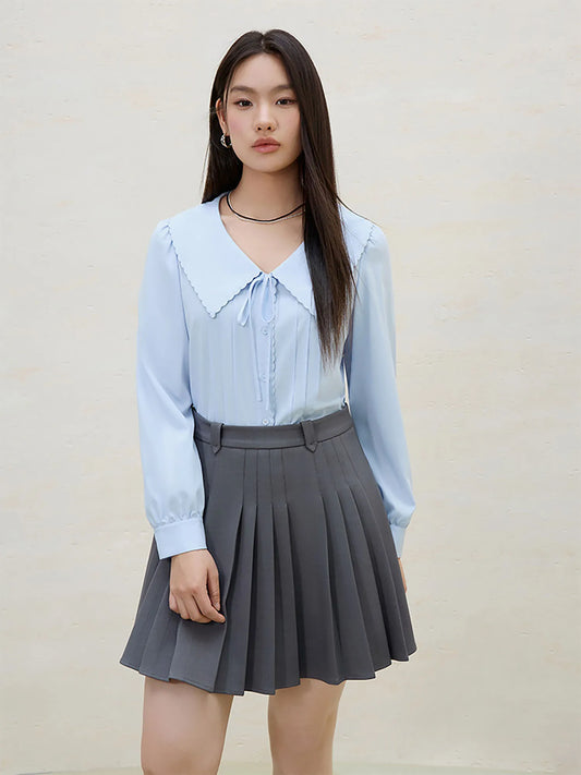 Kurzarm-Bluse mit Umlegekragen und Knopfleiste in blauer Streifenoptik aus 100% Baumwolle – figurbetontes Design für den Sommer