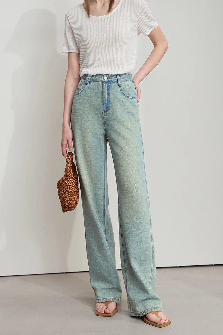 Damen Jeans im minimalistischen Sommer-Style mit schmalem geradem Bein