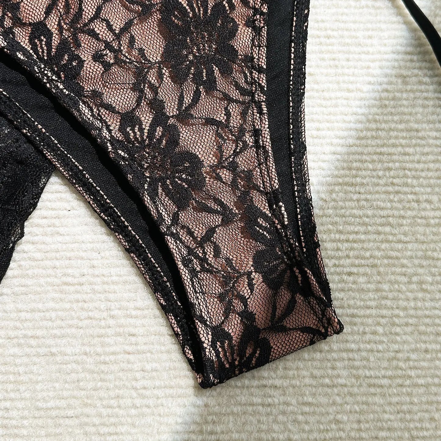 Dreiteiliger Damen-Bikini mit sexy Print und hoher Taille – ideal für Strand und Pool.