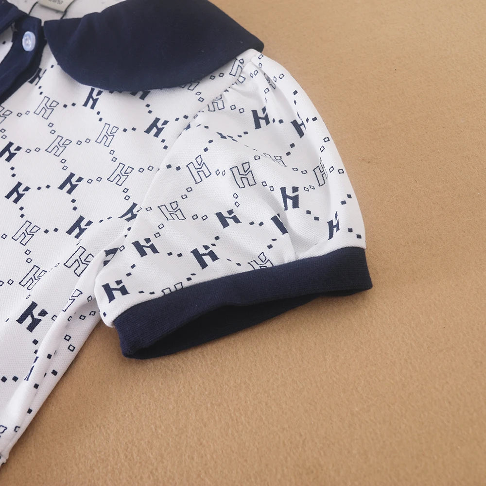 Bedrucktes Polokleid für Mädchen mit marineblauem Kragen, kurzärmliges A-Linien-Kleid mit Monogramm-Muster, weiße Sommerkleider für Kinder