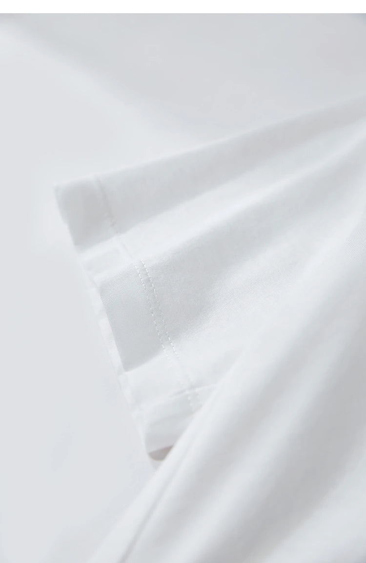 Damen Top im minimalistischen Sommerstil mit einfarbiger Buchstabenstickerei