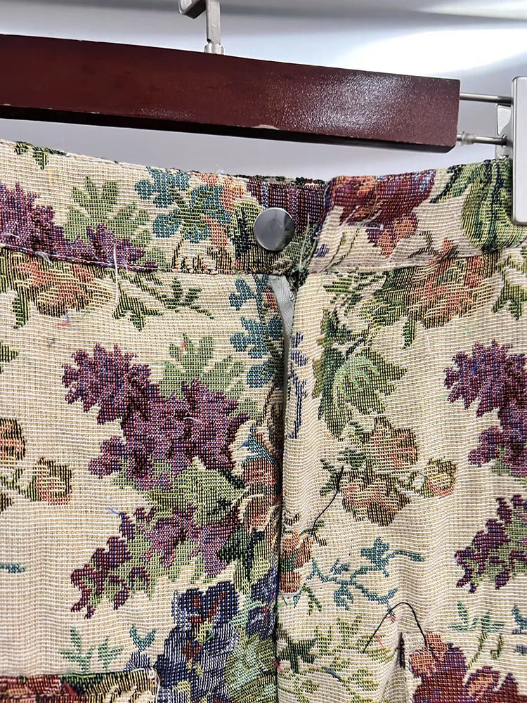 Elegantes Damenkleid mit Stehkragen und kurzen Ärmeln, bestickt und mit Spitzen-Patchwork – modisch und schick.