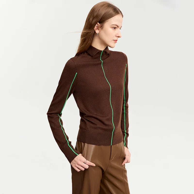 Damen-Pullover aus Strick, dunkelbraun mit grünen Kontrastnähten, Stehkragen