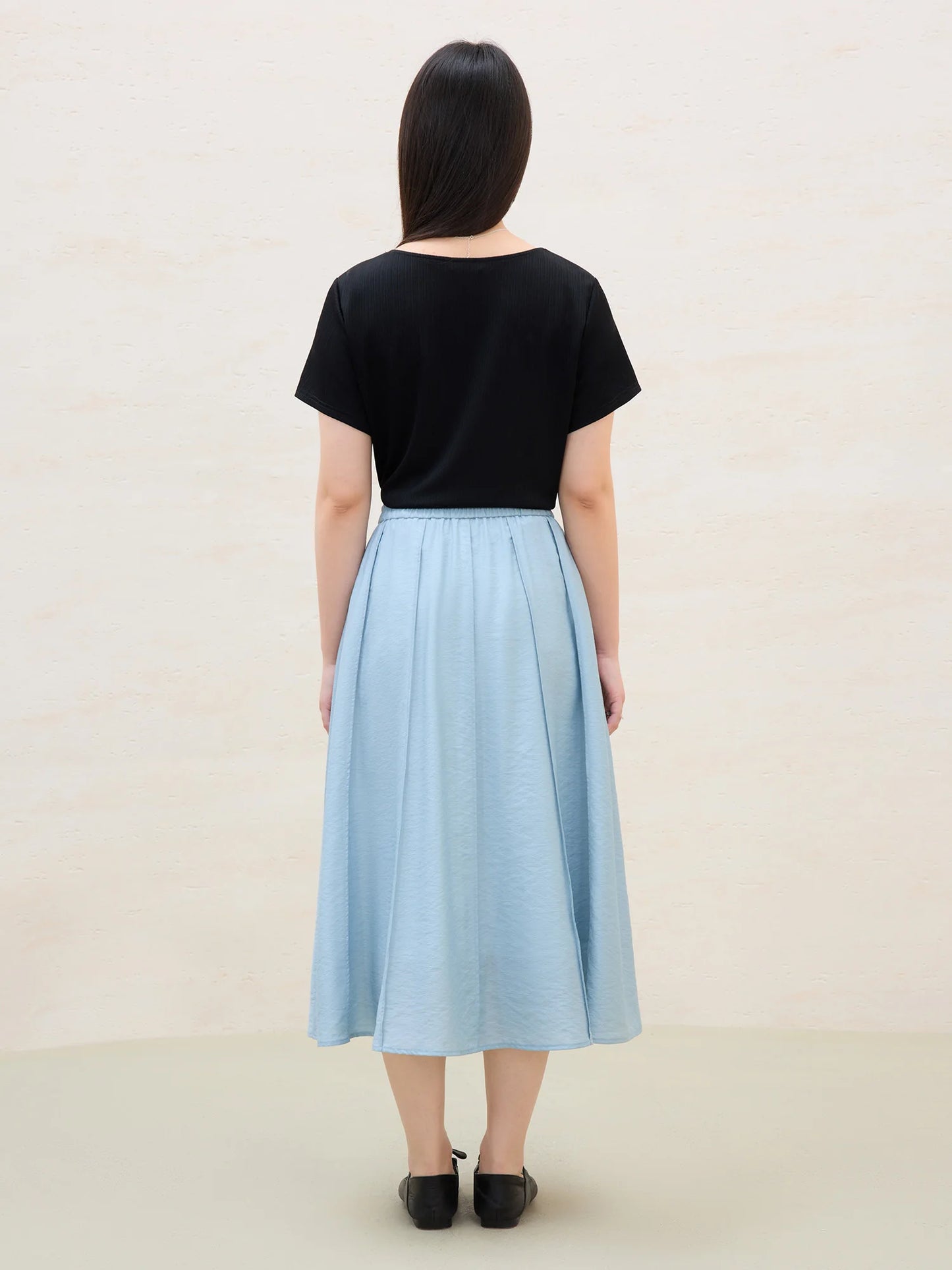 Lässiges Damen-T-Shirt im Minimalismus-Stil mit kurzen Ärmeln – vielseitig kombinierbar in zwei Farben für den Sommer.