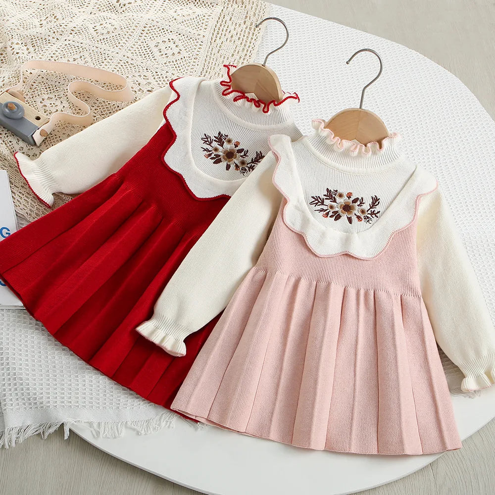 Mädchen Kleid aus gestricktem Material mit süßen gestickten Blumen und Farbblock